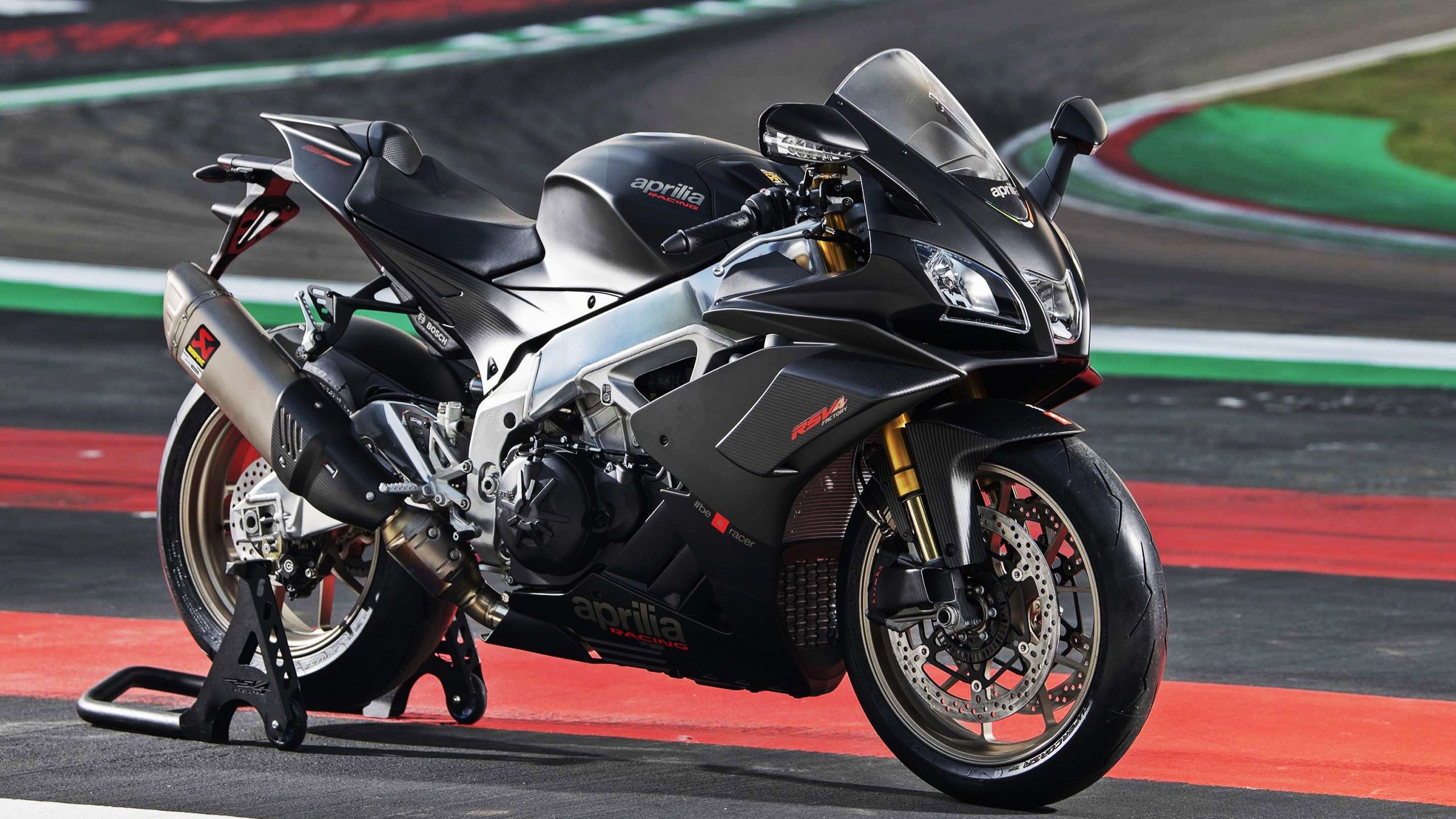 快船训练视频片段显示球员积极沟通战术,快船队内训练